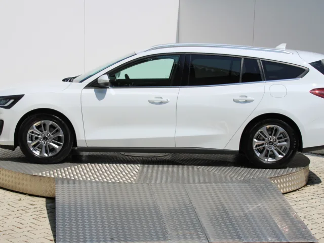 Ford Focus Combi 1.5 EcoBlue Titanium – fotografia 5 z 15