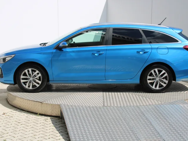 Hyundai i30 CW Family 1.4 T-GDi 103 kW AT/7 – fotografia 3 z 15