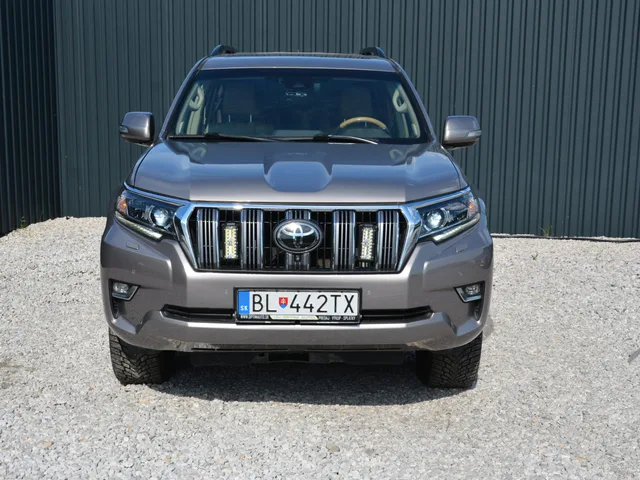 Toyota Land Cruiser 2.8 D-4D 204 Invincible A/T 4x4 – fotografia 6 z 15