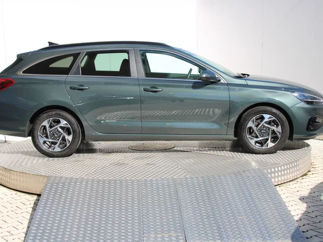 Hyundai i30 CW Family 1.5 T-GDi MHEV – fotografia 6 z 15