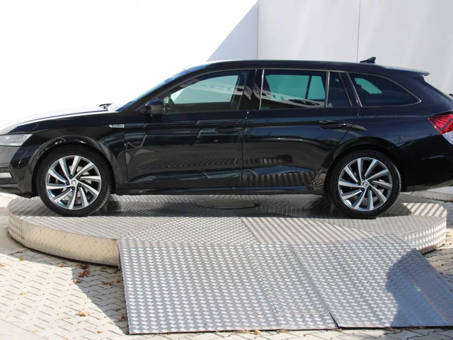 Škoda Octavia Combi 2.0 TDI 110 kW 4x4 A/T – fotografia 2 z 15