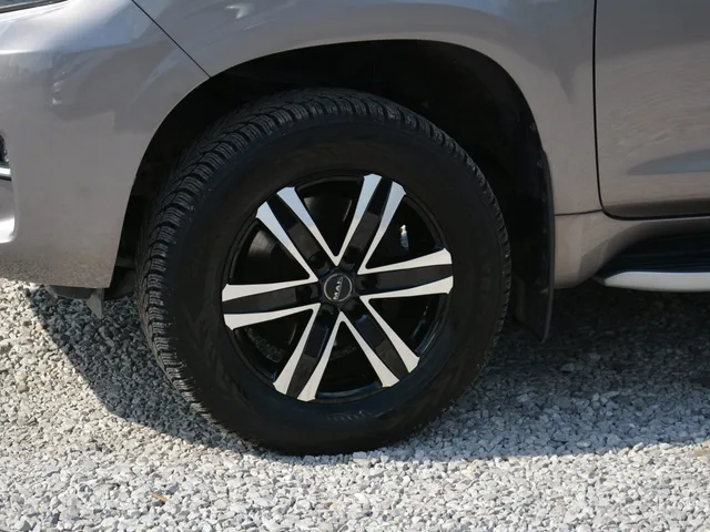 Toyota Land Cruiser 2.8 D-4D 204 Invincible A/T 4x4 – fotografia 4 z 15