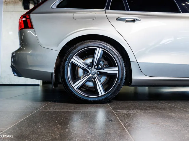 Volvo V60 D4 Inscription 140 kW A/T – fotografia 5 z 15