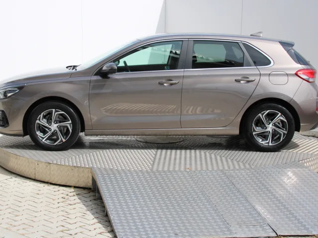 Hyundai i30 1.5 DPi Family 81 kW – fotografia 2 z 15