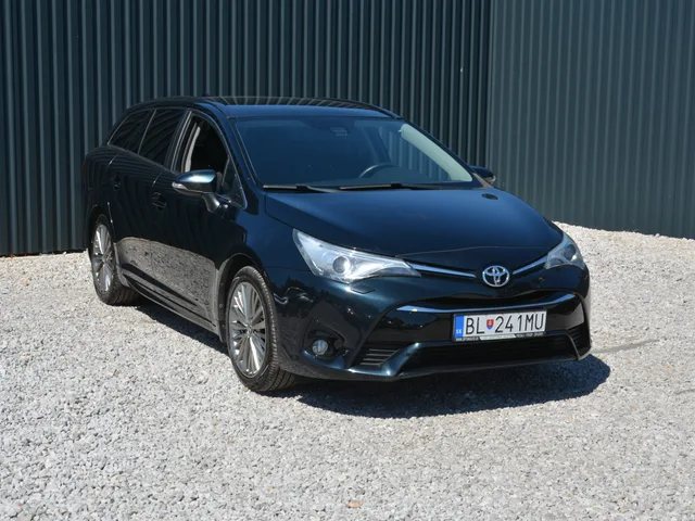 Toyota Avensis Combi 2.0 D4D Business SR – fotografia 6 z 12