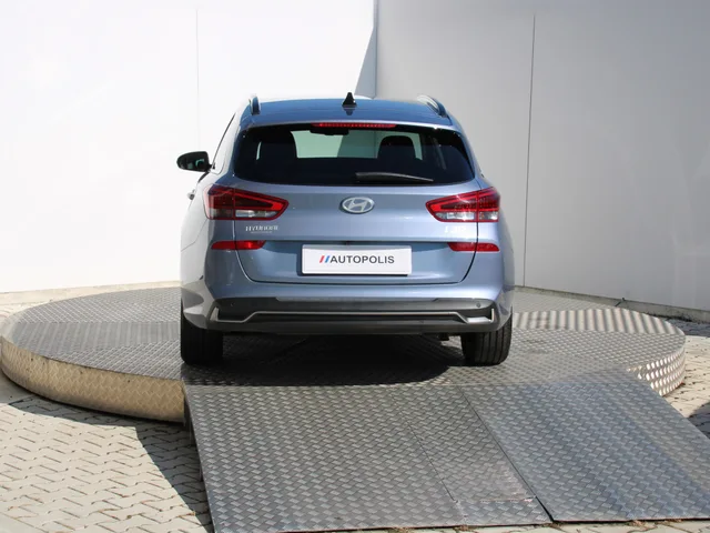 Hyundai i30 CW Family 1,5 T-GDi MHEV 103 kW A/T – fotografia 4 z 15