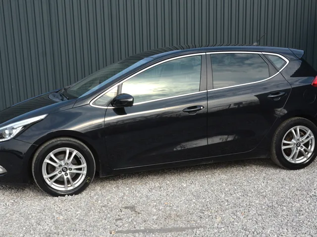 KIA Cee'd 1.6 CRDi – fotografia 2 z 15