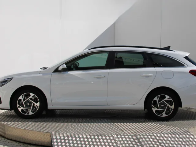 Hyundai i30 CW Family 1.5 T-GDi MHEV – fotografia 3 z 15