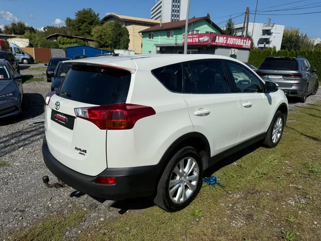 Toyota RAV4 2.2 D-4D Premium – fotografia 5 z 13