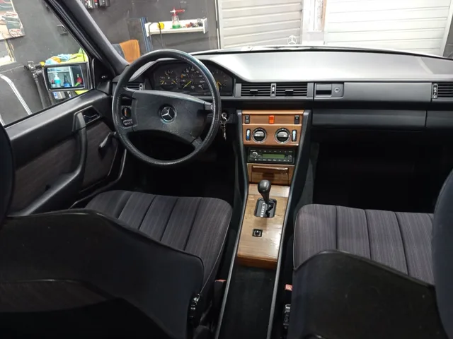 Mercedes-Benz 200 200D – fotografia 6 z 13
