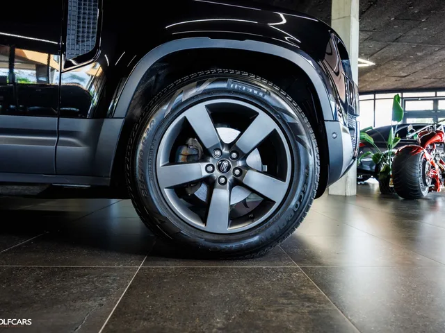 Land Rover Defender 110 3.0D D200 mHEV A/T AWD – fotografia 4 z 15