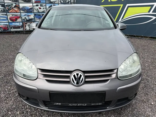 Volkswagen Golf 1.6 FSI Trendline – fotografia 4 z 15