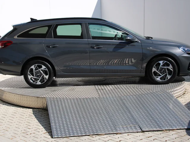Hyundai i30 CW Family 1.5 T-GDi MHEV – fotografia 6 z 15