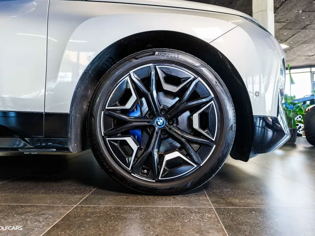 BMW iX 40 xDrive – fotografia 4 z 15