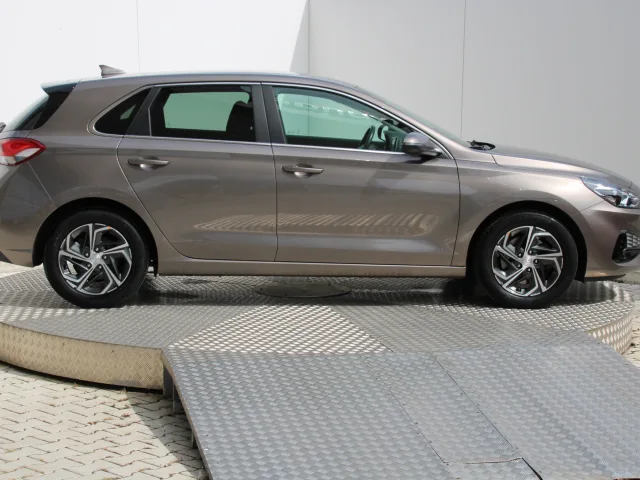 Hyundai i30 1.5 DPi Family 81 kW – fotografia 6 z 15