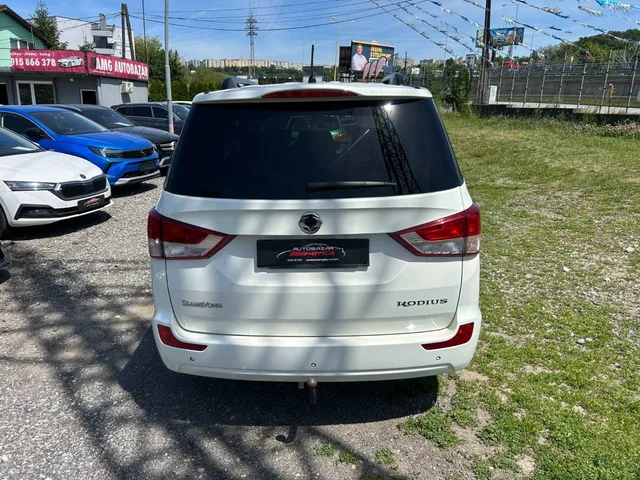 SsangYong Rodius 2.2 Diesel – fotografia 4 z 13