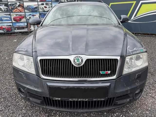 Škoda Octavia Combi 2.0 TDI CR RS – fotografia 3 z 15