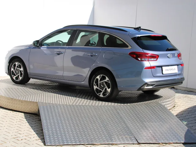 Hyundai i30 CW Family 1,5 T-GDi MHEV 103 kW A/T – fotografia 3 z 15