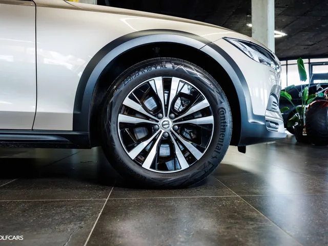Volvo V90 Cross Country B4 AWD MHEV – fotografia 4 z 15
