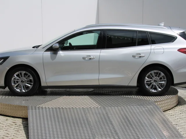 Ford Focus Combi 1.5 EcoBlue Titanium – fotografia 5 z 15