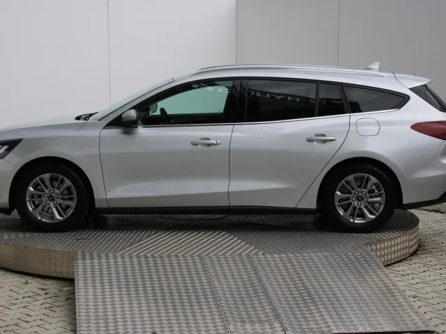Ford Focus Combi 1.5 EcoBlue Titanium – fotografia 5 z 15