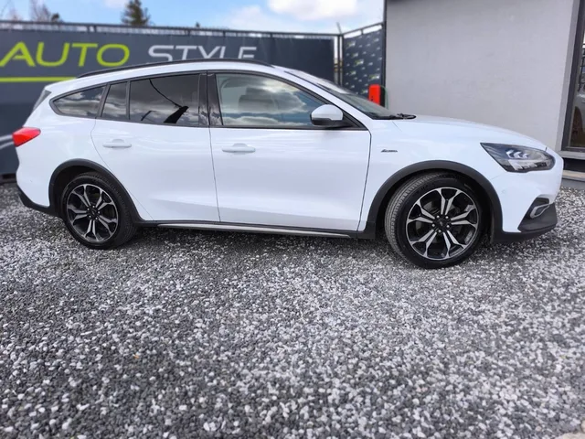 Ford Focus Kombi 2.0 TDCi EcoBlue Active A/T – fotografia 2 z 15