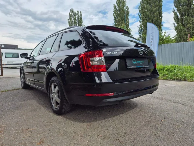 Škoda Octavia Combi 1.6 TDI Ambition – fotografia 3 z 15