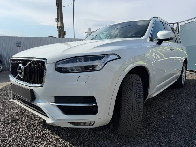 Volvo XC90 D5 AWD Momentum – fotografia 5 z 15