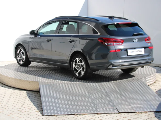 Hyundai i30 CW Family 1,5 T-GDi MHEV 103 kW A/T – fotografia 3 z 15