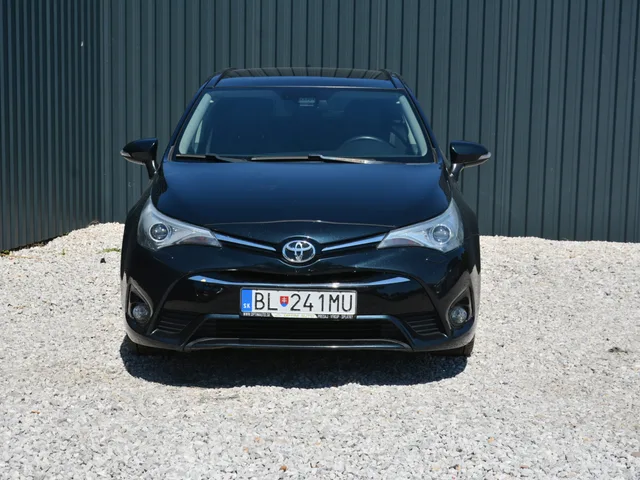 Toyota Avensis Combi 2.0 D4D Business SR – fotografia 5 z 12
