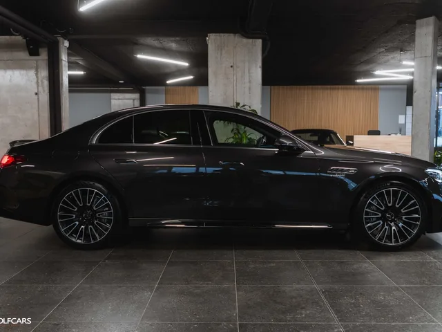 Mercedes-Benz E53 AMG Hybrid 4Matic+ – fotografia 6 z 15