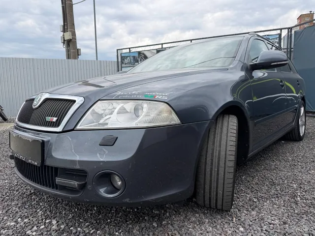 Škoda Octavia Combi 2.0 TDI CR RS – fotografia 4 z 15