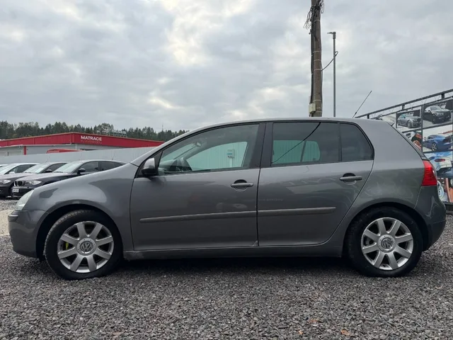Volkswagen Golf 1.6 FSI Trendline – fotografia 6 z 15