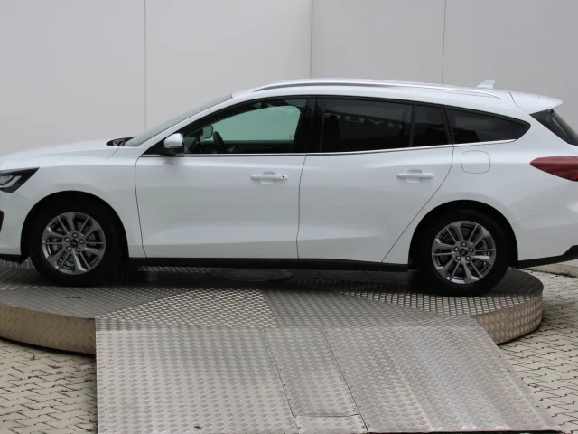 Ford Focus Combi 1.5 EcoBlue Titanium – fotografia 5 z 15