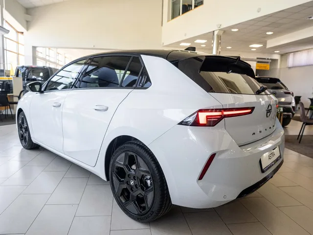Opel Astra Ultimate Hybrid 48V 145k – fotografia 4 z 14