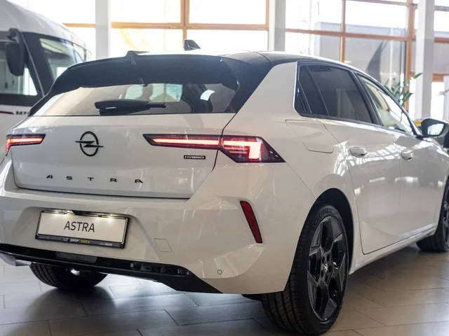 Opel Astra Ultimate Hybrid 48V 145k – fotografia 6 z 14