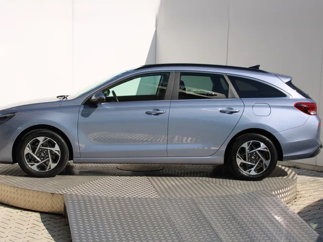 Hyundai i30 CW Family 1,5 T-GDi MHEV 103 kW A/T – fotografia 2 z 15