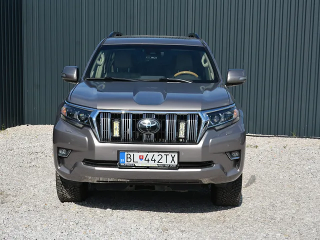 Toyota Land Cruiser 2.8 D-4D 204 Invincible A/T 4x4 – fotografia 5 z 15