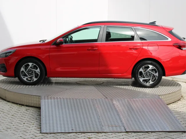 Hyundai i30 CW Family 1.5 T-GDi MHEV 103 kW A/T7 – fotografia 5 z 15
