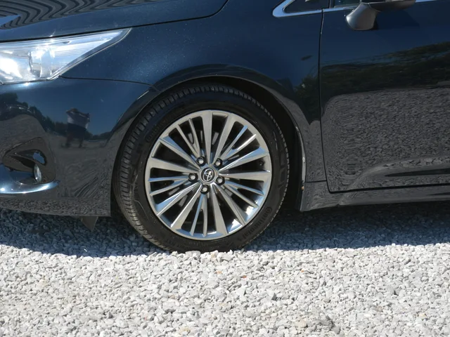 Toyota Avensis Combi 2.0 D4D Business SR – fotografia 4 z 12