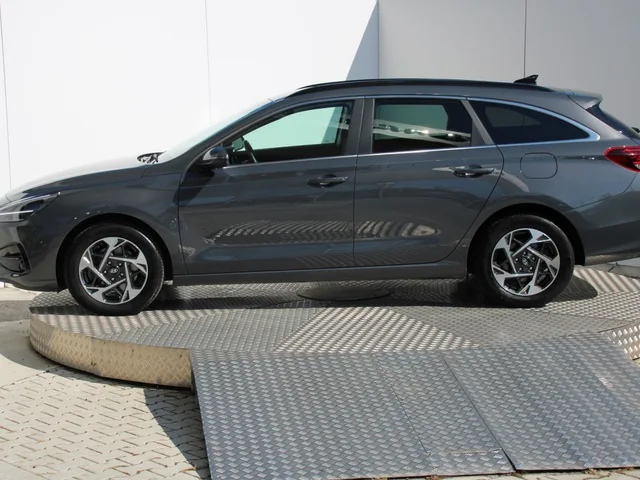 Hyundai i30 CW Family 1.5 T-GDi MHEV – fotografia 3 z 15