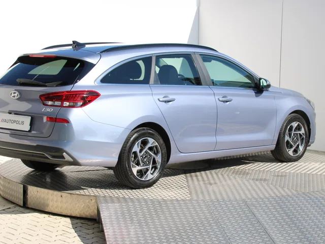 Hyundai i30 CW Family 1,5 T-GDi MHEV 103 kW A/T – fotografia 5 z 15