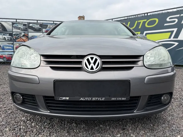 Volkswagen Golf 1.6 FSI Trendline – fotografia 3 z 15