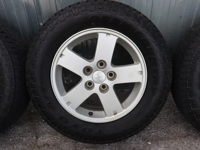 Al. disky na Mitsubishi Outlander 215/70 R16 – fotografia 4 z 11